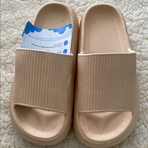 Comfortable Cloudies Tan Slide Sandals Size 8